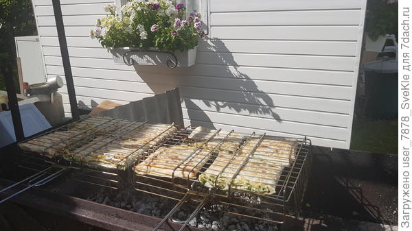 Очень вкусен горячий вариант рулета: намазать творожный сыр, на крупной терке натереть российский сыр (обычный сыр, который посолоней, не пресный), посыпать нарезанной зеленью: укроп, петрушка, кинза и др. по вкусу. Положить в решетку. Обжарить с двух сторон. Обычно жарим в последнюю очередь, когда угли слабые уже. Готовиться моментально.