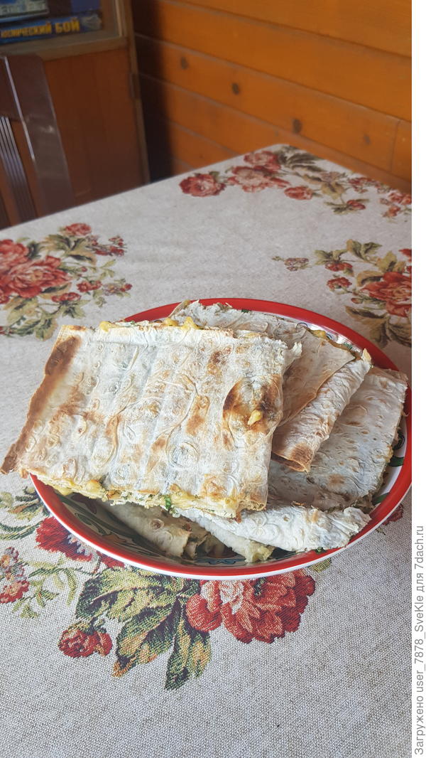 Здесь главное, чтобы рулеты не былы толстыми, иначе лаваш будет гореть, а сыр не расплавится.