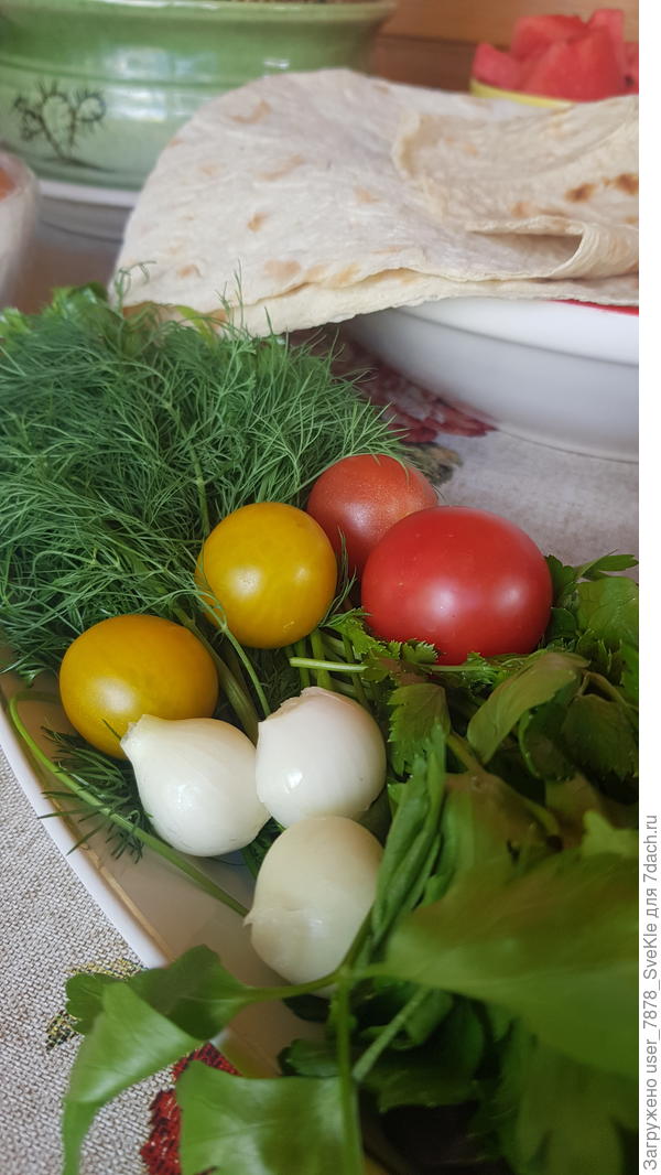 И, кстати, у нас эти 2 томата самые первые поспевают) а самые первые - самые вкусные, потому что долгожданные)))