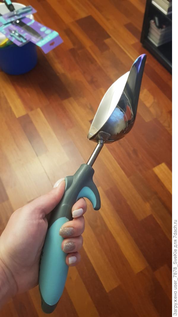 А вот этот совок не выпускала из рук весь прошлый сезон. Подруге на ДР в этом году подарила. Хотя совков куча. Но этот в руку прямо лёг. Один раз копнул - лунка готова. Он большой. И острый.