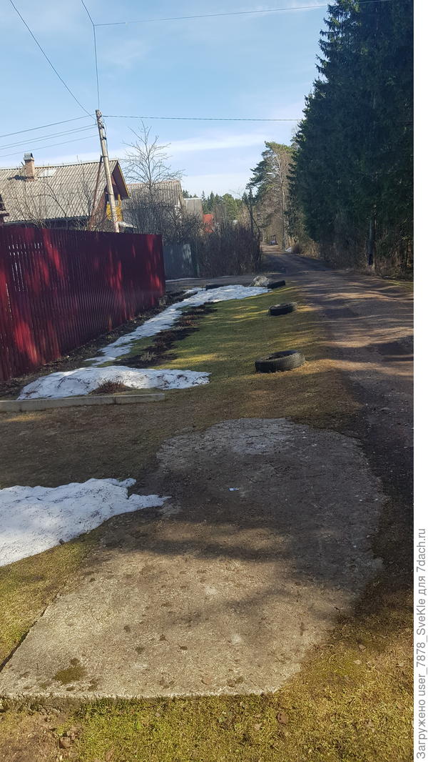 У кого-то в Подмосковье снега уж и впомине нет, а у нас еще есть! Земля жидкая.. ну, ничего. Об эти остатки снега, знаешь ли, очень удобно обувь от грязи чистить)))