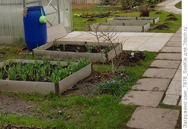 Из плоского шифера. Уже 5 лет стоЯт.  Нам нравятся)