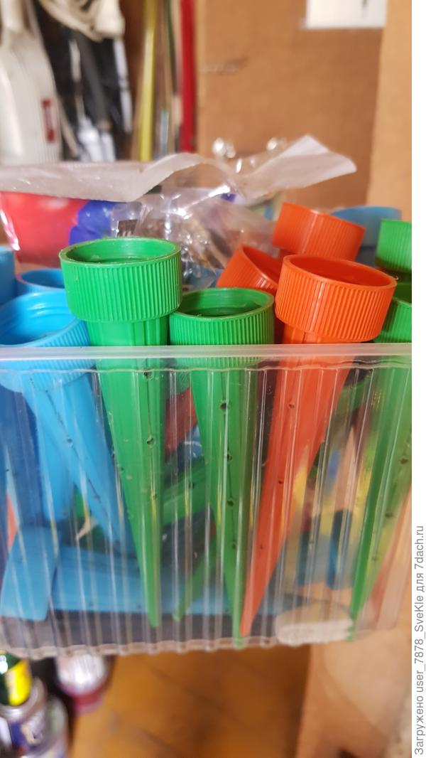 4 года пользуемся вот такими конусами капельного полива. Очень они нам пришлись ко двору