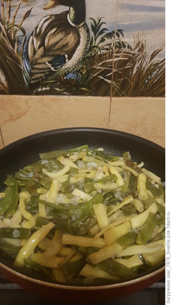 Фиолетовая становится зелёной. Надо и вправду будет пару стручков на семена оставить. Может, получится)