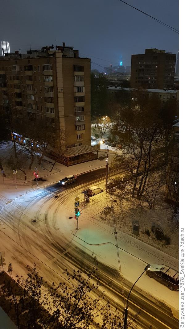 В Москву дня на три заглянула зима разведать обстановку) Все ли сменили резину на земнюю? Конечно, не все😁