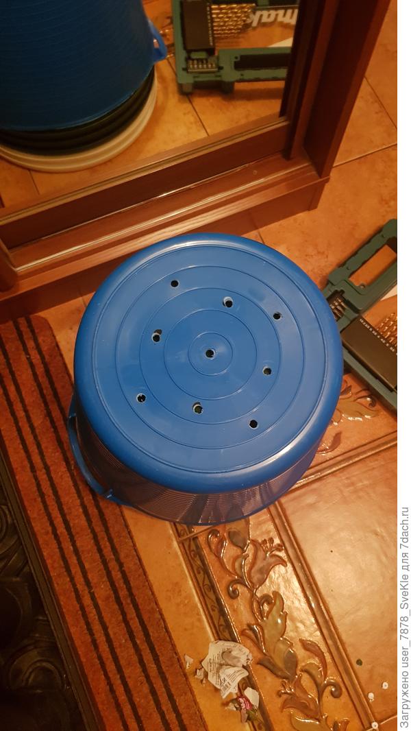 В ведрах для перцев, (синего цаета), конечно, я дрелью дырок насверлила)