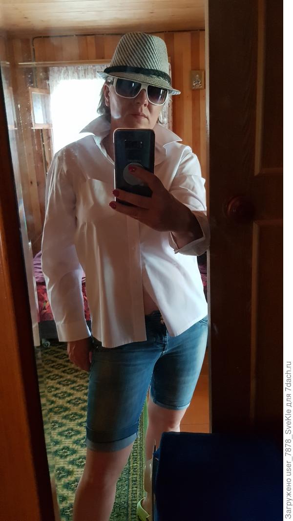 Вот в таком прикиде я коСЮ в жарищу. Иначе косметологша сожрет меня вместе с босоножками. Лицо намазоно в 33 слоя.