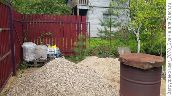 А вот вид справа с бочкой для утилизации веток