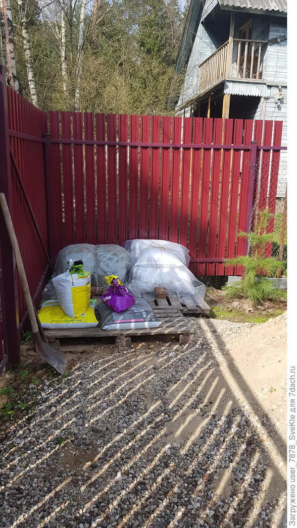 Вид слева при входе на участок. По уму это должен быть паркинг. Но паркинг у нас вдоль леса за забором. А сюда удобно разгружать песок, щебень удобрения, грунт. Здесь еще бочка стоит для сжигания веток.