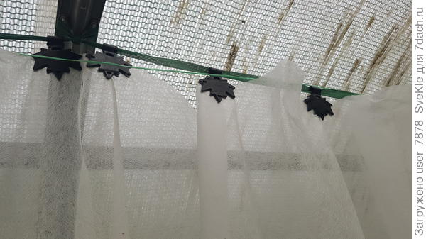 К сетке в комплекте идут вот такие зажимы. Они нам показались неудобными для крепления именно сетки на теплицу.