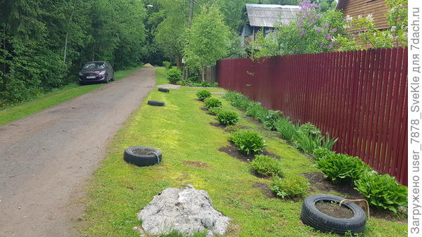 Непросто так шины у нас закреплены тпубами, а с угла цементная приграда. И нашеося-таки дебил в начале лета, который залетел брюхом своего Форда)))) Пить надо меньше! И пьяным за руль не садиться.