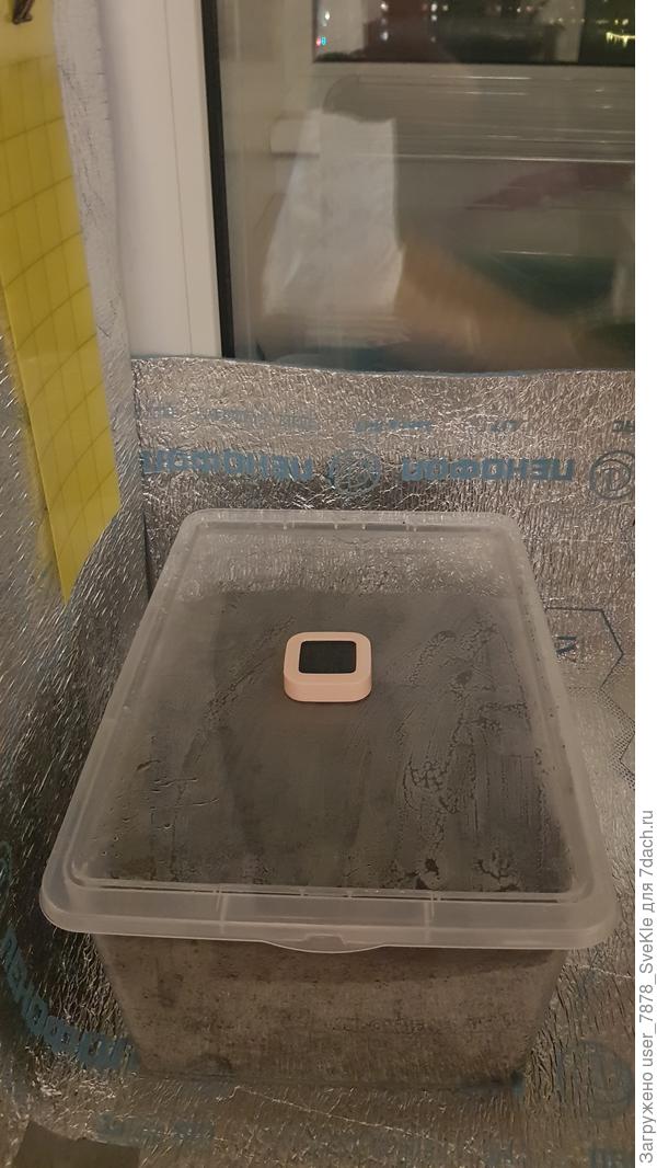 Затем в этот короб вылила 400 мл раствора Фитоспорина (400 мл воды и 3 капли маточного раствора).