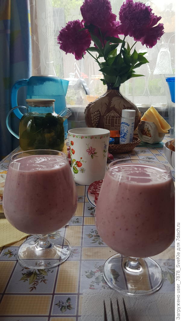 Утренний клубнично-земляничный молочный коктейль