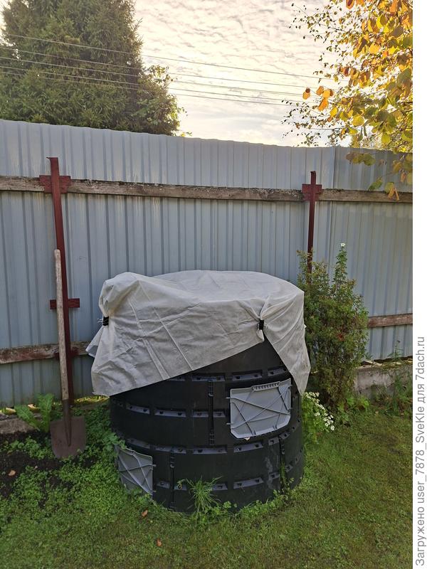 Кабачки в компостере и перец в бочке вот так укутали)