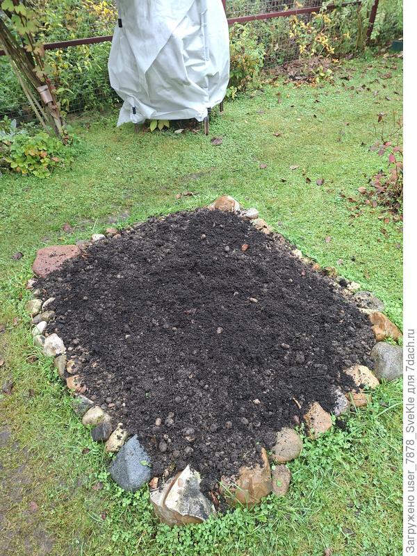 ...и клумбу - под гиацинты и тюльпаны