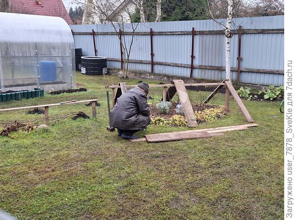 Ставим каркасы из досок.