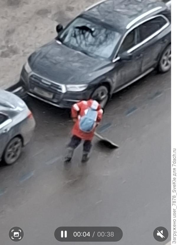 Снега нет, но в столице его умудряются чистить. Вчера с балкона снимала на видео этот верх идиотизма. От шварканья лопатами по голому асфальту уже болела голова 🤕