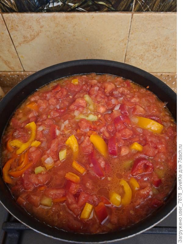 Тушеными помидорами и перцами)))