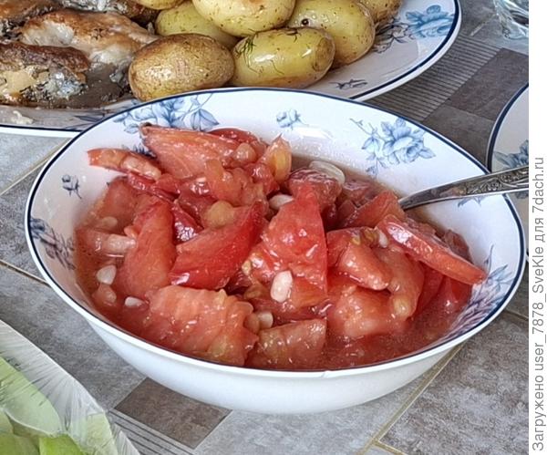 Со свежим чесночком вкусный салатик получился на обед.