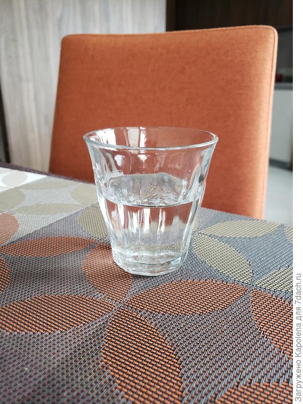 Это мой любимый стакан для воды. Нашла его в куче хлама, когда дачу купили. Почему-то он для меня стал особенным.