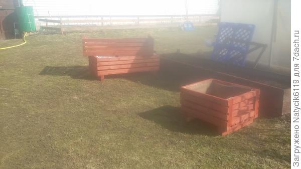 Ящики буду в грядки превращать. Покрасила уже.