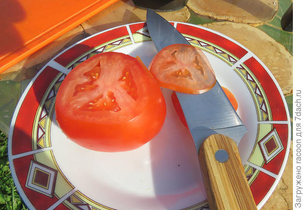 Нож наточен. Срез мягкого помидора.