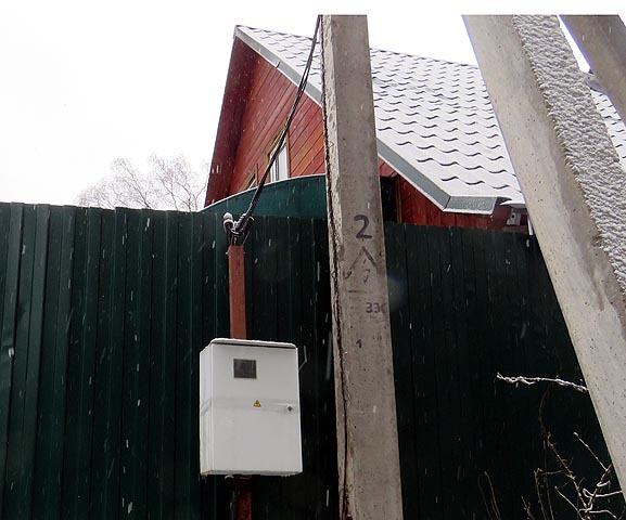 У соседей счётчик электроэнергии установлен в ящике, у которого есть окошко в дверце. Снимать показания удобно. Фото автора