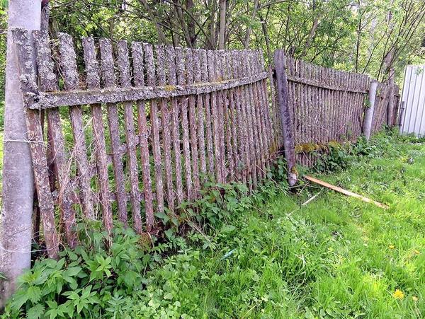 Старый забор надо  было демонтировать. Фото автора