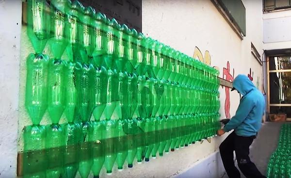 Создание грядок из пластиковых бутылок