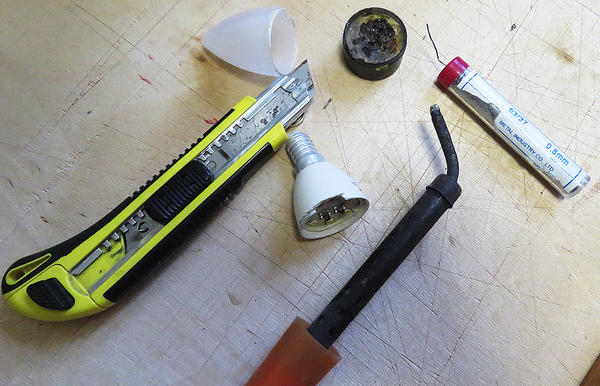 Канцелярский нож и обычный паяльник - это все, что понадобится при ремонте перегоревшей светодиодной лампочки. Фото автора