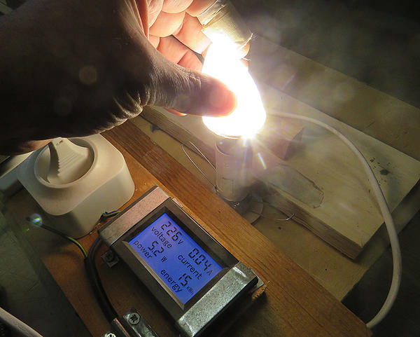 Тестируем отремонтированную светодиодную лампу, измеряем потребляемую мощность после ремонта