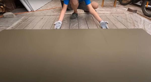 Каждую деталь штукатурим с двух сторон. Фото с канала Песни Яши Косяка