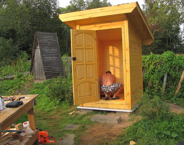 Как построить туалет на даче из кирпича
