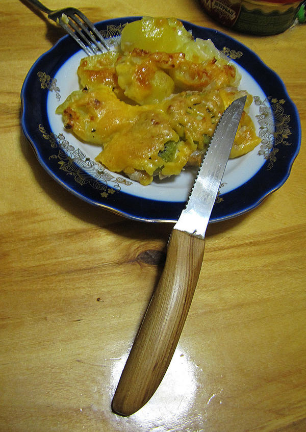 Дегустируем мясо, используя старый нож с новой ручкой. Фото автора