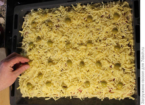 сверху можно украсить пиццу оливками