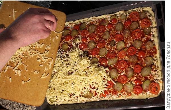 засыпаем сверху сыром - 400-450 граммов