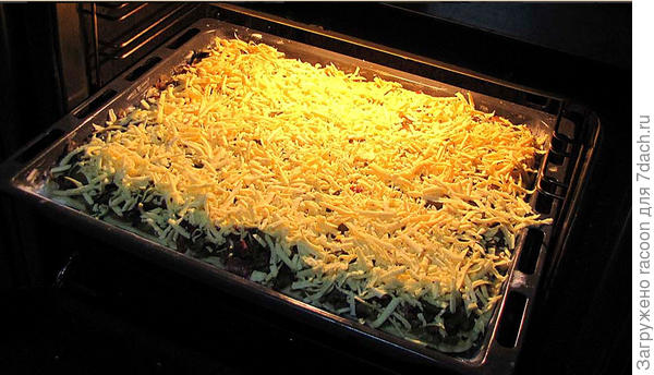 сыр должен закрывать ВСЮ начинку новогодней пиццыо