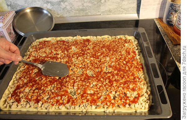 Размазываем кетчуп по фаршу