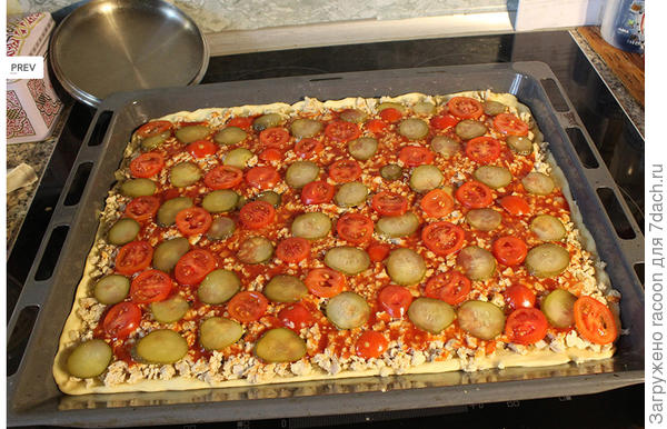 Раскладываем огурец и помидор