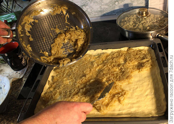 выкладываем лук на тесто ровным слоем