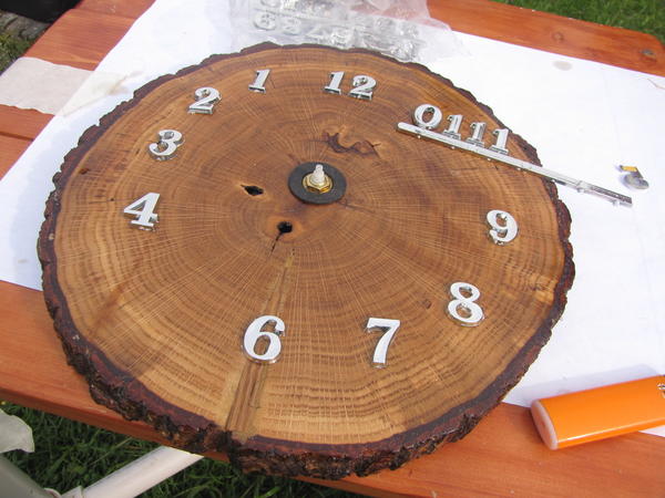 Часовой механизм крепится на одну гайку. Фото автора