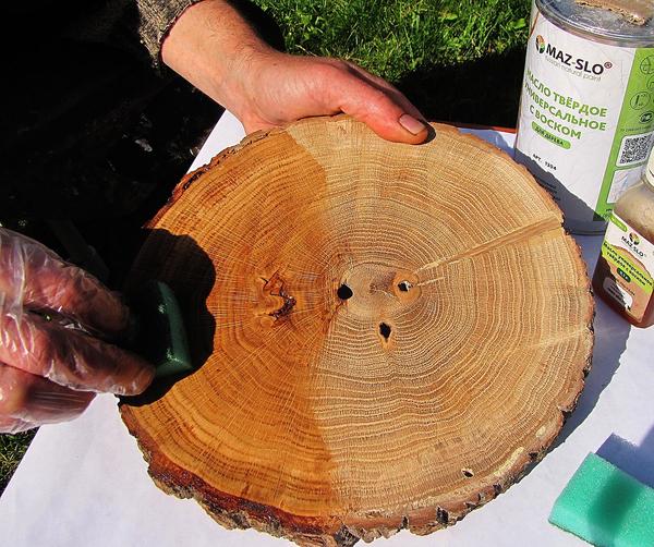 Губкой наносим масло-воск на спил. Фото автора