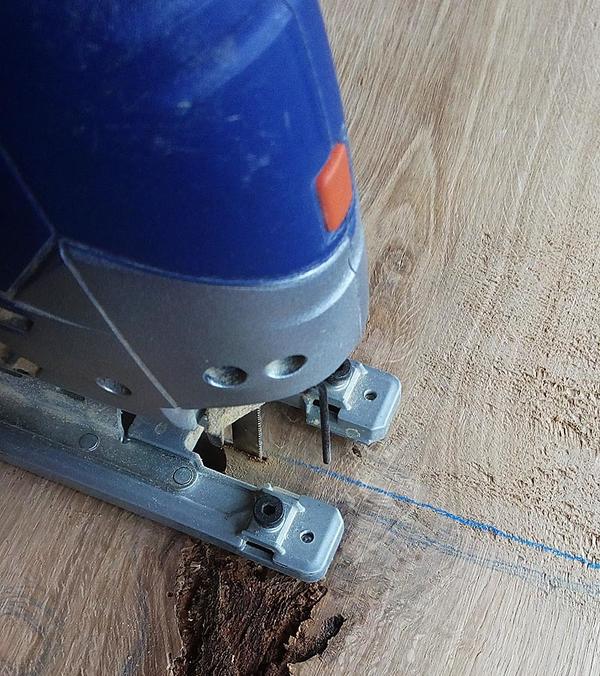 Лобзиом отпиливаем лишнее.Фото автора