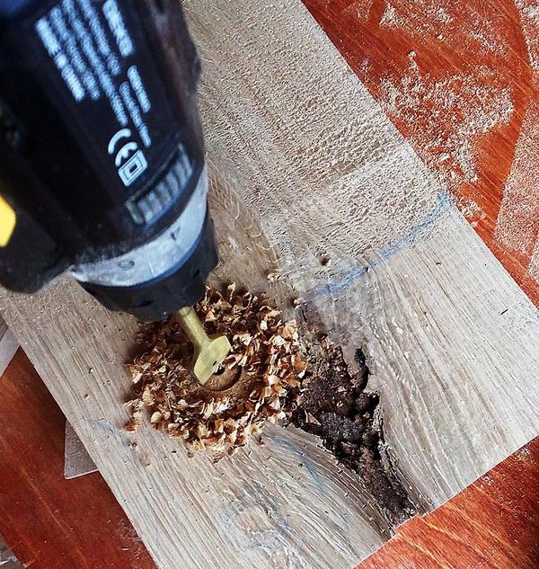 Сверлим отверстие. Фото автора