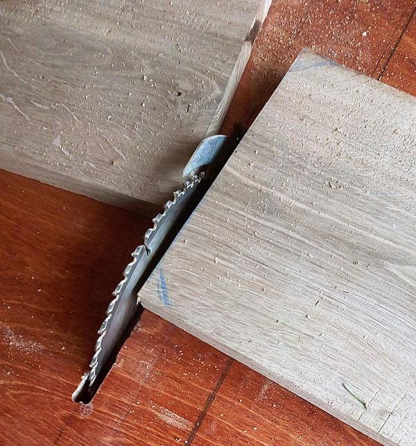 Отпиливаем на  циркулярке. Фото автора