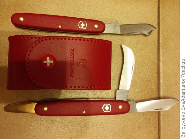 Удобненький футляр крепится к ремню на джинсах.