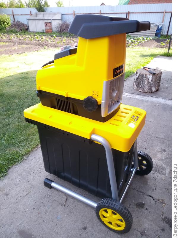 Чемпион CH280. Фреза. Помогает избавляться от куч обрезанных ветвей и сорняков. Отличная машина.