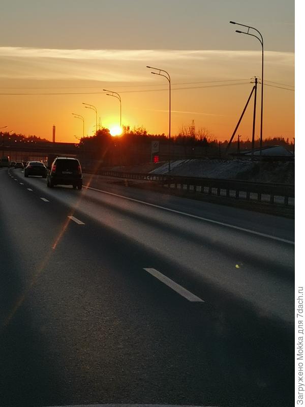 По дороге с дачи солнце светило так, что дорогу не видно было.