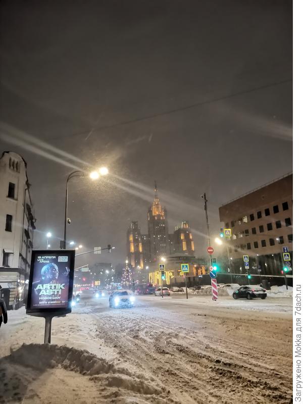 Москву засыпает уже в который раз этой зимой.