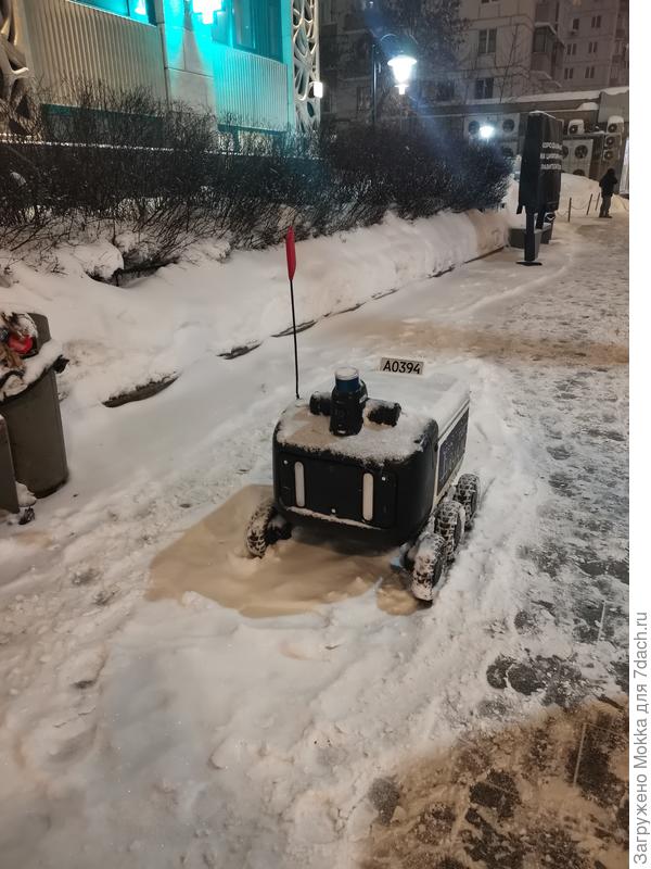 Кто ты, милый ребёнок? Робот-доставщик застрял? Стоит на улице.